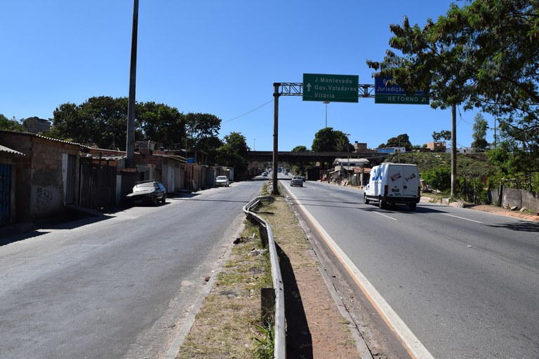 foto de uma rodovia com dois sentidos de direção separados por uma mureta dia claro poucos carros. BR381