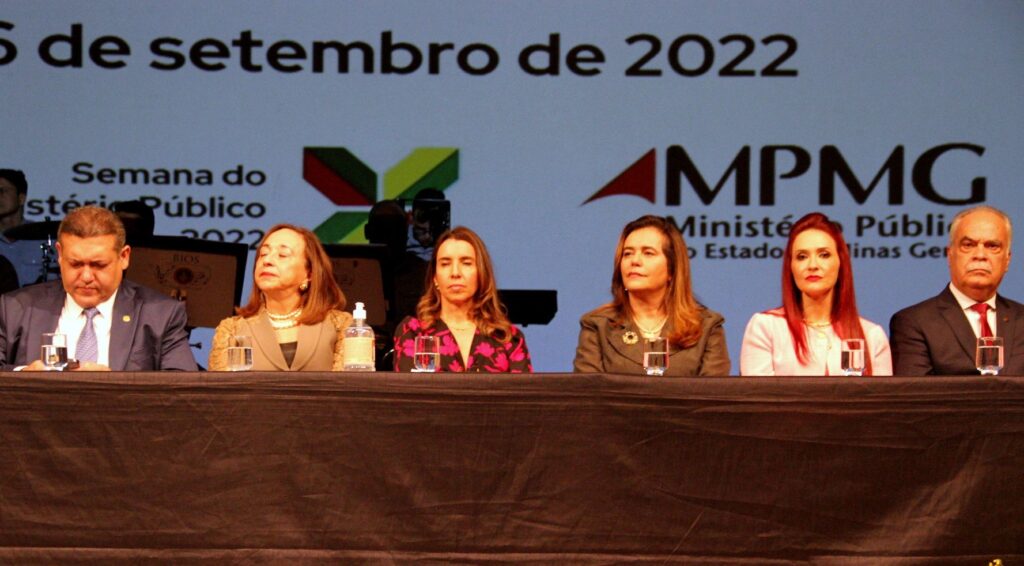 foto horizontal mostrando mesa de honra com seis pessoas quatro mulheres e dois homens. desembargadora federal Mônica Sifuentes compôs a mesa de honra da cerimônia.