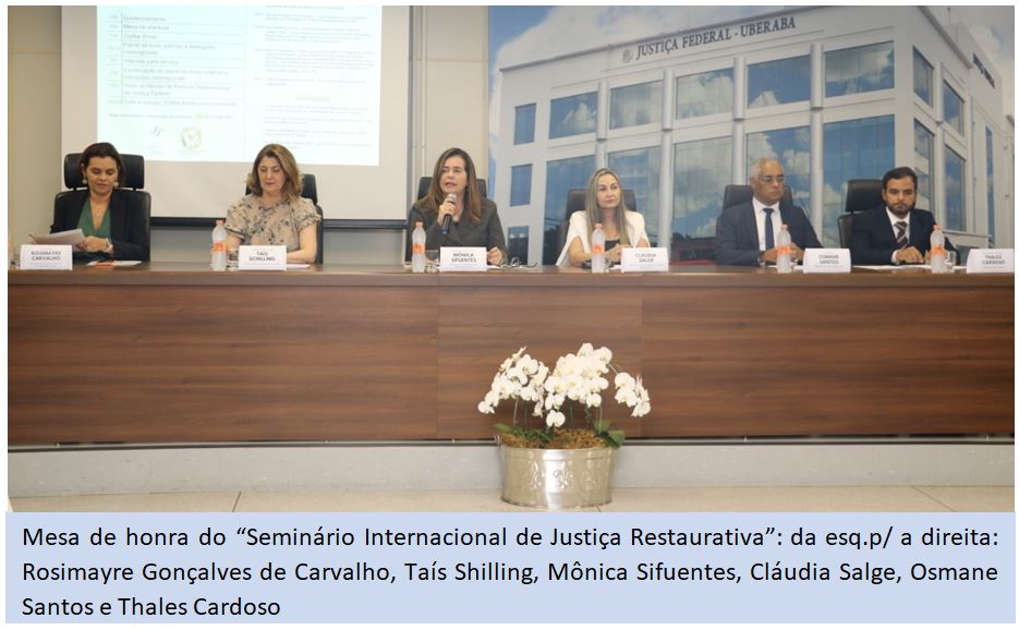 foto horizontal mesa de honra com seis integrantes quatro mulheres e dois homens Seminário Internacional de Justiça restaurativa da esquerda para direita Rosimayre Gonçalves de Carvalho, Tais Shilling, Mônica Sifuentes, Cláudia Salge, Osmane Santos e Thales Cardoso