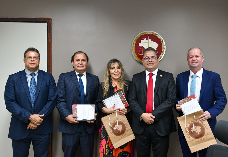 Pessoas em pé lado a lado. Legenda: Vice-Presidente do TRF6 faz visita de cortesia ao MPPE.