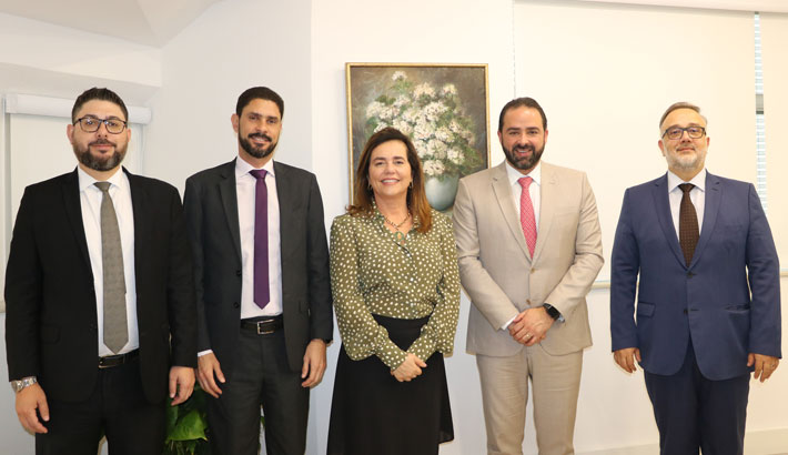 Fotografia horizontal colorida pessoas em pé lado a lado. Legenda: desembargador federal Flávio Boson, desembargador federal Grégore Moura, desembargadora federal Mônica Sifuentes, presidente da OAB/MG Sérgio Leonardo e juiz federal Gláucio Gonçalves.