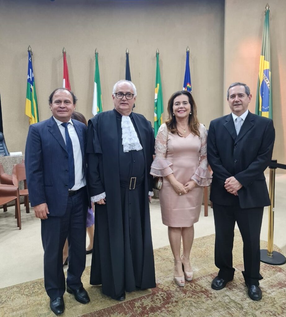 Fotografia horizontal colorida pessoas em pé lado a lado, ao fundo várias bandeiras. Legenda: o Vice-Presidente do TRF6 e Corregedor, Vallisney Oliveira; o Presidente do TRF5, Edilson Nobre Júnior; a Presidente do TRF6, Mônica Sifuentes e o Presidente do TRF4, Ricardo Pereira
