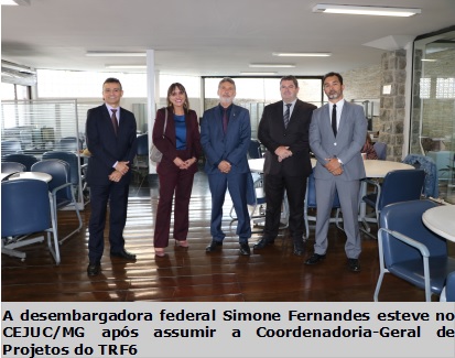 Fotografia horizontal colorida pessoas lado a lado. Legenda: A desembargadora federal Simone Fernandes esteve no CEJUC/MG após assumir a Coordenadoria-Geral de Projetos do TRF6.