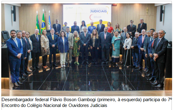 Fotografia horizontal colorida com várias pessoas lado a lado. Legenda: Desembargador federal Flávio Boson Gambogi participa do 7º Encontro do Colégio Nacional de Ouvidores Judiciais.