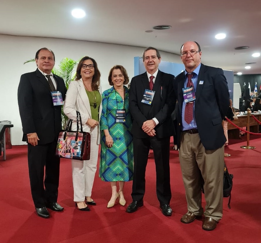 Fotografia horizontal colorida pessoas em pé lado a lado em ambiente interno. Legenda: Os membros da Presidência do TRF6 estiveram presentes ao lado de outras autoridades do Poder Judiciário.