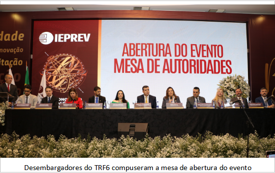 Fotografia horizontal colorida pessoas sentadas em mesa solene de evento. Legenda: Desembargadores do TRF6 compuseram a mesa de abertura do evento.