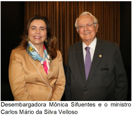 Fotografia quadrada e colorida com duas pessoas sorrindo, uma mulher e um homem, ambos não-negros.