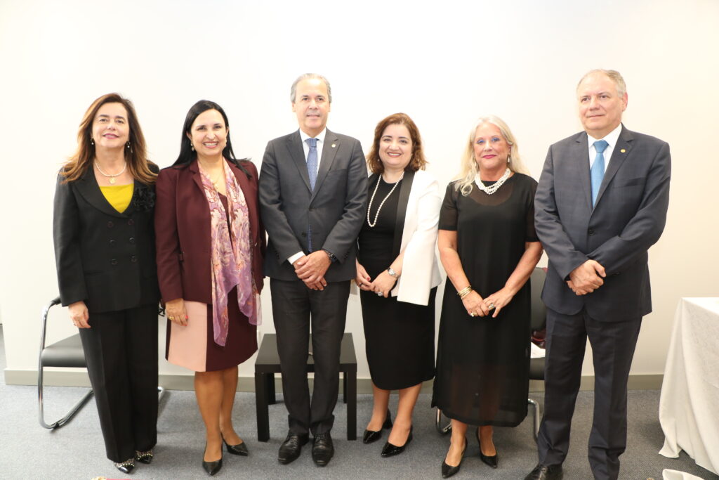 Fotografia colorida de quatro mulheres e dois homens de trajes formais posando para uma foto. Legenda: Da esq. para a dir.: Presidente do TRF6, Mônica Sifuentes; desembargadora do TRF4, Salise Monteiro Sanchotene; Presidente do TRE-MG, desembargador Maurício Soares; jurista Patrícia Henriques; desembargadora do Tribunal de Justiça de Minas Gerais, Teresa Cristina da Cunha Peixoto, e desembargador Paulo Tamburini.