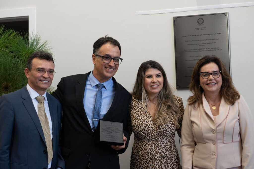 Fotografia colorida de dois homens de óculos e duas mulheres. Legenda: Da esq. para dir.: juiz federal Antônio Francisco, desembargador federal Prado de Vasconcelos, juíza federal Ariane Oliveira e desembargadora federal Mônica Sifuentes. 