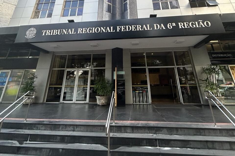 Fotografia colorida da fachada do TRF6 em Belo Horizonte.
