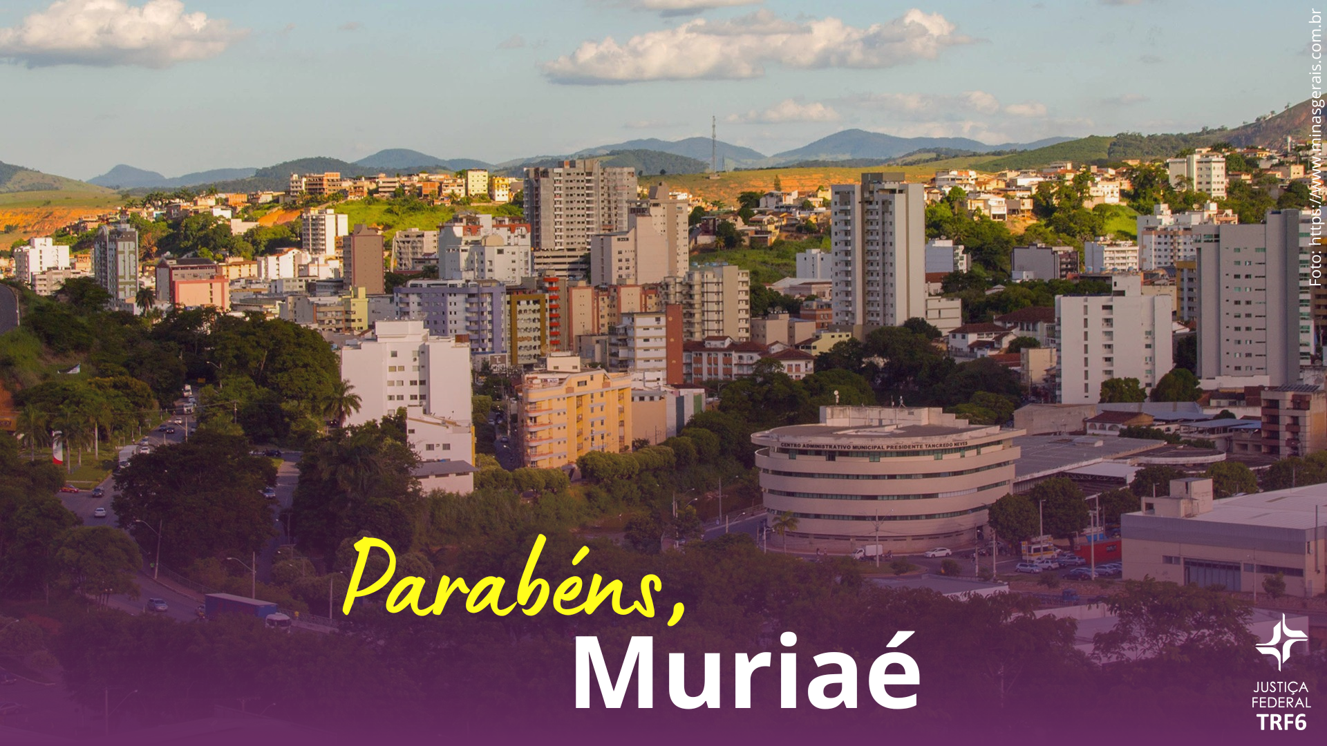 Fotografia colorida da vista da cidade de Muriaé, na Zona da Mata mineira. Na parte inferior o seguinte texto: Parabéns, Muriaé.