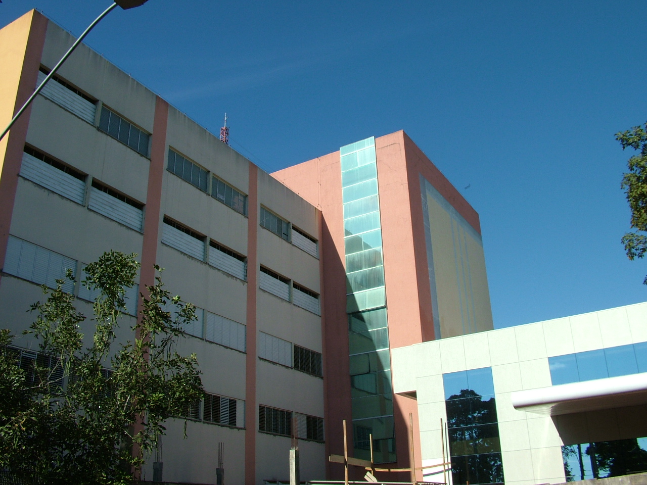 Fotografia colorida da fachada de um prédio. 