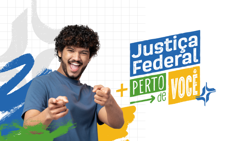 logomarca contendo o texto: Justiça Federal + perto de você. fotografia colorida de um rapaz sorrindo